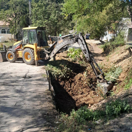 Primăria Comunei Brănești desfășoară lucrări de decolmatare a șanțurilor pentru prevenirea inundațiilor