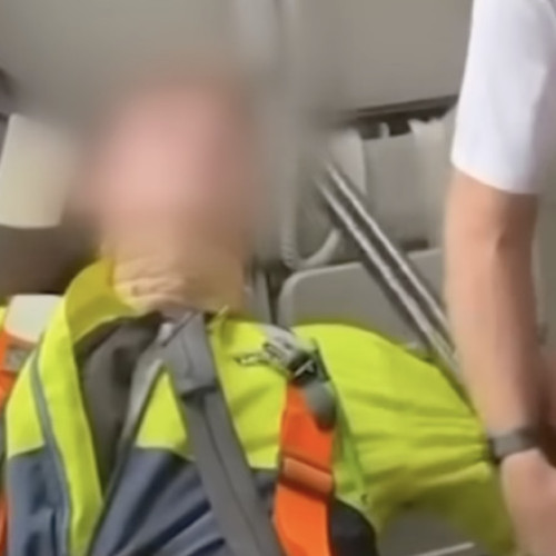 Tânăr de 17 ani reținut după ce a intrat cu o armă într-un avion din Australia