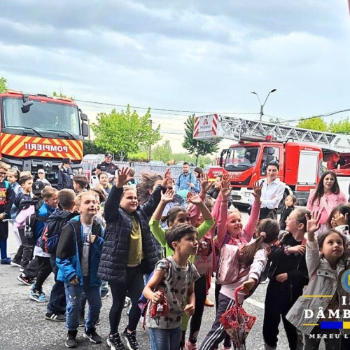 Pompierii din Târgoviște au primit vizita elevilor de la Colegiul Național &quot;Constantin Cantacuzino&quot;