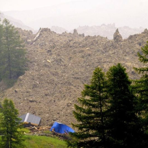 O avalanșă de gheață îngroapă satul Blatten din Alpii elvețieni