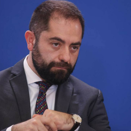 Radu Burnete, numit consilier prezidențial de către președintele Nicușor Dan, a anunțat faptul că a acceptat această funcție după o scurtă perioadă de reflecție. Potrivit sursei damboviteanul.com, el menționează că &quot;două lucruri îmi lipsesc în acest moment: un selfie cu domnul președinte Nicușor Dan și suficient timp pentru a răspunde la toate mesajele și solicitările&quot;. Burnete a precizat că, până pe 1 iulie, va avea o perioadă de tranziție de la organizația Concordia, unde Dragos Anastasiu rămâne consilier onorific până la acea dată.