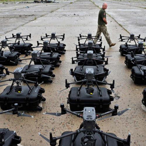 Ucraina a lansat pentru prima dată o dronă mamut controlată cu ajutorul inteligenței artificiale, marcând un pas important în dezvoltarea tehnologiei autonome pe câmpul de luptă, potrivit anunțului făcut de ministrul digitalizării, Mikhailo Fedorov, la data de 29 mai. Conform digi24.ro, sistemul, dezvoltat de grupul ucrainean Brave1, poate trimite două drone de atac FPV (pentru vizualizare la prima persoană) la o distanță de până la 300 de kilometri în spatele liniilor inamice.