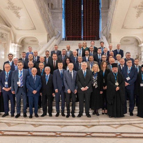 Sesiunea anuală a Adunării Generale a Adunării Interparlamentare a Ortodoxiei a început astăzi la Palatul Parlamentului, în Sala &quot;Nicolae Iorga&quot;. Potrivit damboviteanului Ionuț Vulpescu, care deține pentru prima dată președinția acestei organizații, evenimentul are loc în contextul aniversării a 140 de ani de la recunoașterea autocefaliei Bisericii Ortodoxe Române și a 100 de ani de la ridicarea acesteia la rangul de Patriarhie.