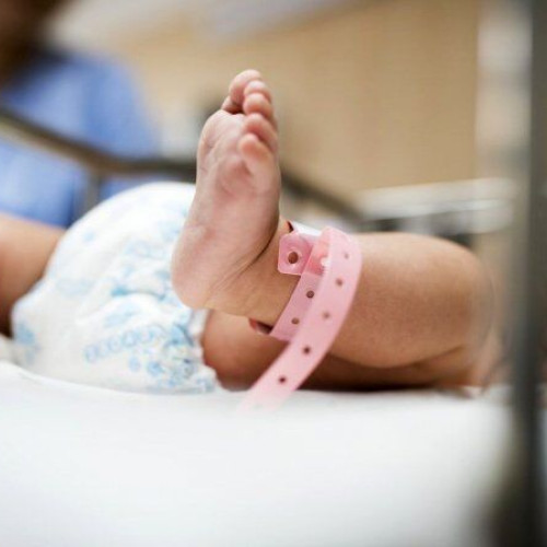 Mamă externată cu alt copil la maternitatea din Ploieşti
