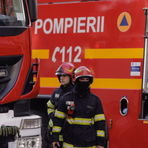 Video Incendiu în zona plajei Modern din Costanța. Un bărbat a suferit arsuri și două mașini au fost distruse de flăcări