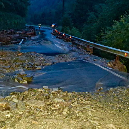 Zeci de mașini blocate pe Transfăgărășan din cauza unei viituri