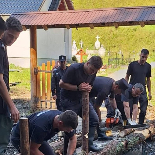 Intervenție umanitară a pompierilor dâmbovițeni în sprijinul comunității din Dârmoxa, județul Suceava