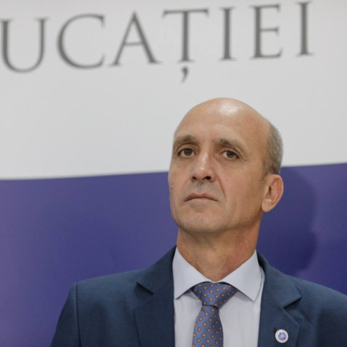 Elevii de gimnaziu și liceu vor primi burse de merit de 450 de lei lunar începând cu acest an școlar, dacă obțin media anuală peste 9.00 și se află în primii 15% din clasă, conform anunțului Ministerului Educației. În cazurile în care mai mulți elevi, aflați pe ultima poziție eligibilă pentru bursa, au aceeași medie, iar procentul de 15% ar fi depășit, fiecare școală va avea responsabilitatea de a stabili propriile criterii de departajare.