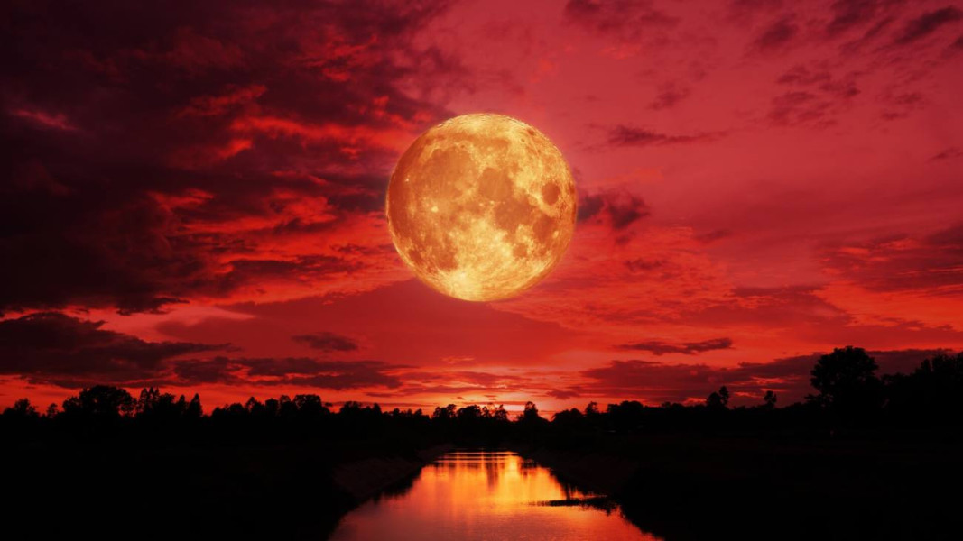 Eclipsă totală de lună vizibilă în România, un fenomen spectaculos