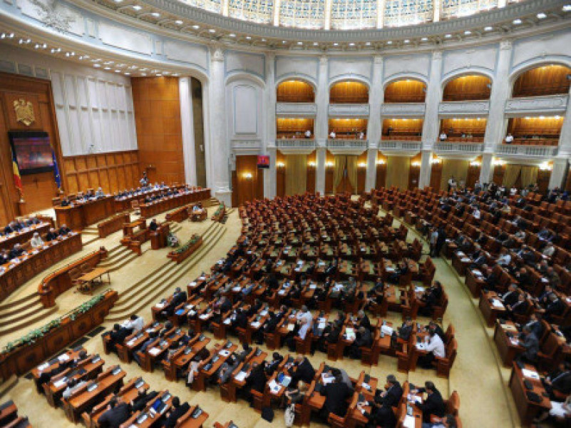 Parlamentul dezbate moțiunile de cenzură împotriva Guvernului Bolojan