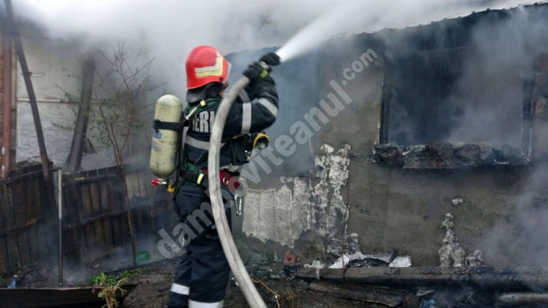 Incendiu într-o casă din Conțești, satul Bălteni, stins de pompieri