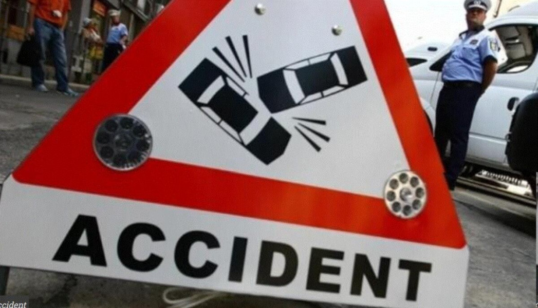 Accident rutier la Târgoviște: două mașini proiectate în gard