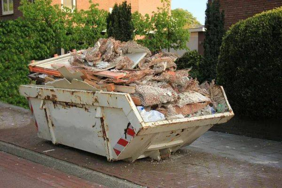 Lungulețu avertizează locuitorii să nu depoziteze moloz în tomberoane