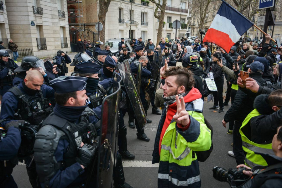 Franţa în faţa unei greve generale majore și proteste masive împotriva austerităţii