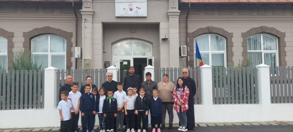 Dăruiri de rechizite și jocuri educative pentru beneficiarii Centrului de zi Răzvad
