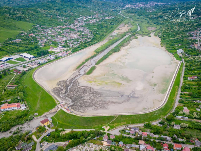 Barajul din Pucioasa riscă să fie finalizat abia vara viitoare, spun autoritățile