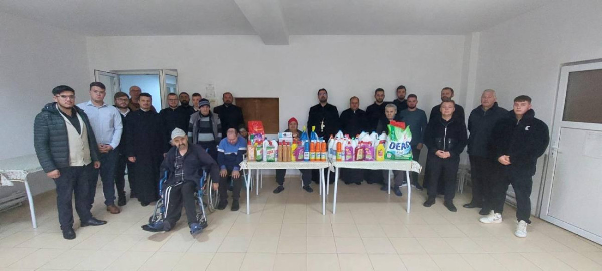 Preoți și tineri dăruiesc produse igienice centrului din Pucioasa