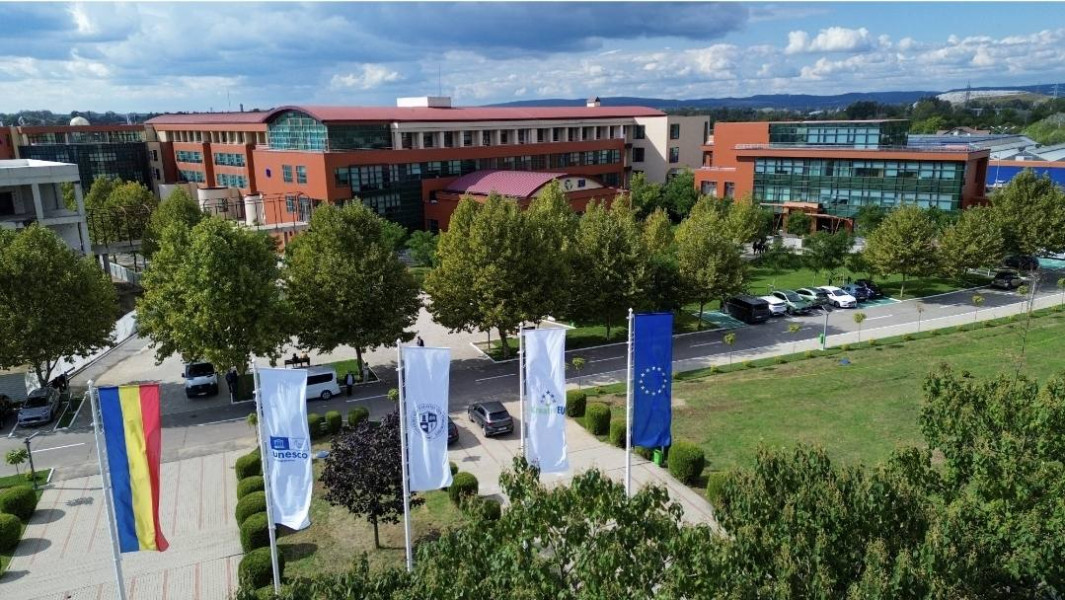 Steagul UNESCO arborat la Universitatea Valahia din Târgoviște