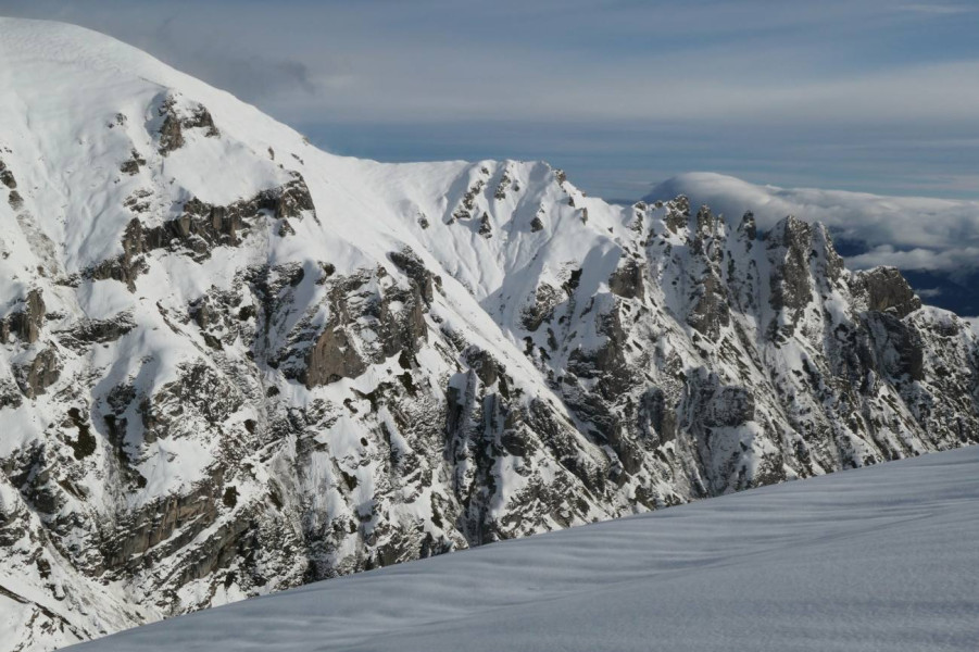 Risc moderat de avalanșe în Bucegi și Făgăraș după primele ninsori din sezon