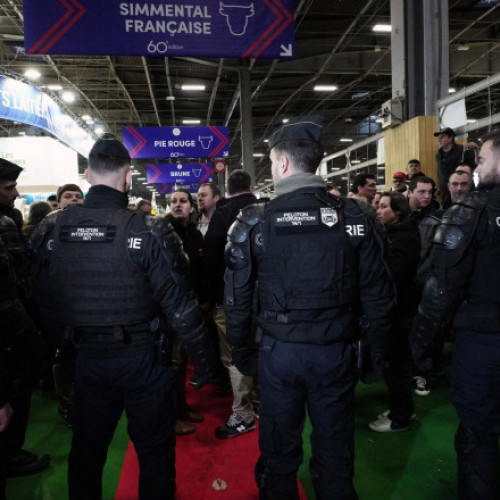 Protestatarii au forţat intrarea la Târgul de Agricultură în timpul vizitei lui Macron - VIDEO