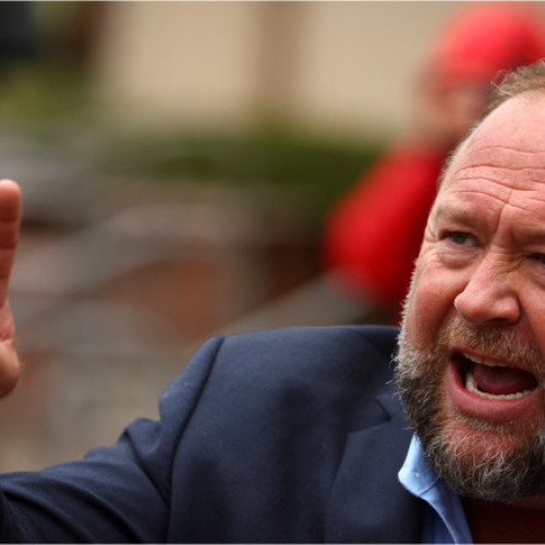 Alex Jones trebuie să plătească 1,5 miliarde de dolari victimelor tragediei Sandy Hook