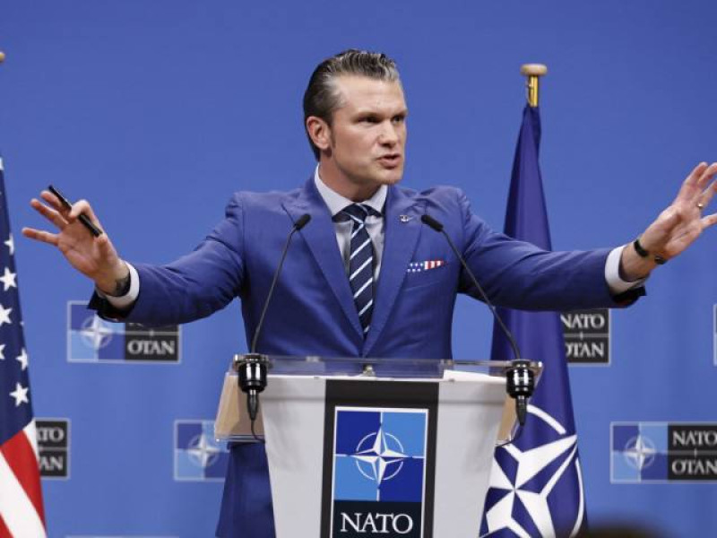 Avionul secretarului american al Apărării a aterizat neprogramat în Marea Britanie din cauza unei fisuri