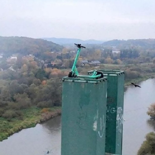 Trotinetă electrică găsită pe un pod auto închis, la Cracovia