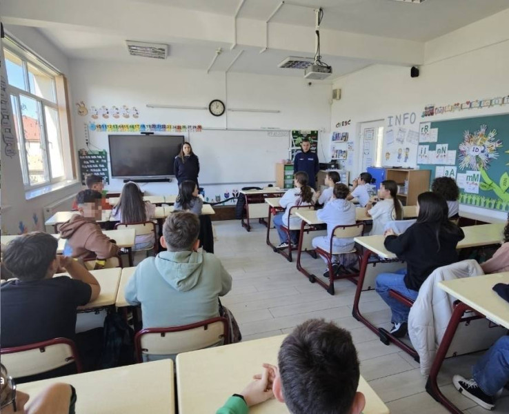 Jandarmii dâmbovițeni au susținut sesiuni educative anti-violență pentru elevi la Pucioasa