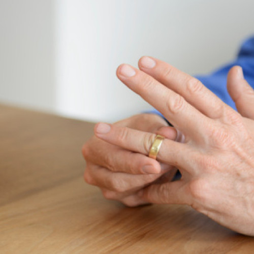 Conflict între ministrul Sănătății și personalul ATI pe tema purtării bijuteriilor și unghiilor false