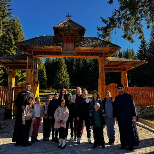 Tabără de toamnă pentru tinerii din Parohia Ocnița I la Peștera Ialomiței