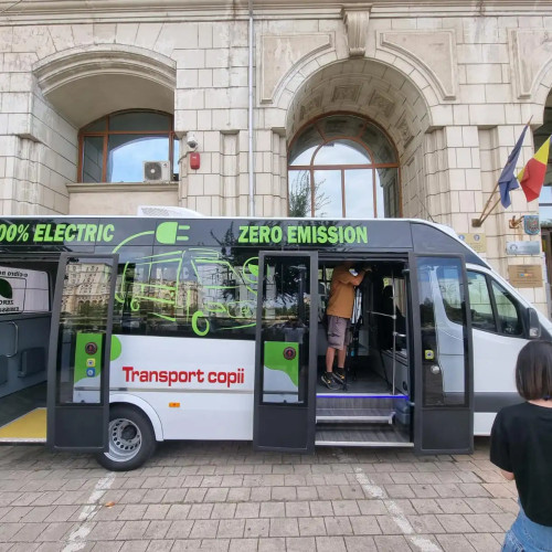 Județul Dâmbovița primește 25 milioane de lei pentru microbuzele electrice destinate transportului elevilor