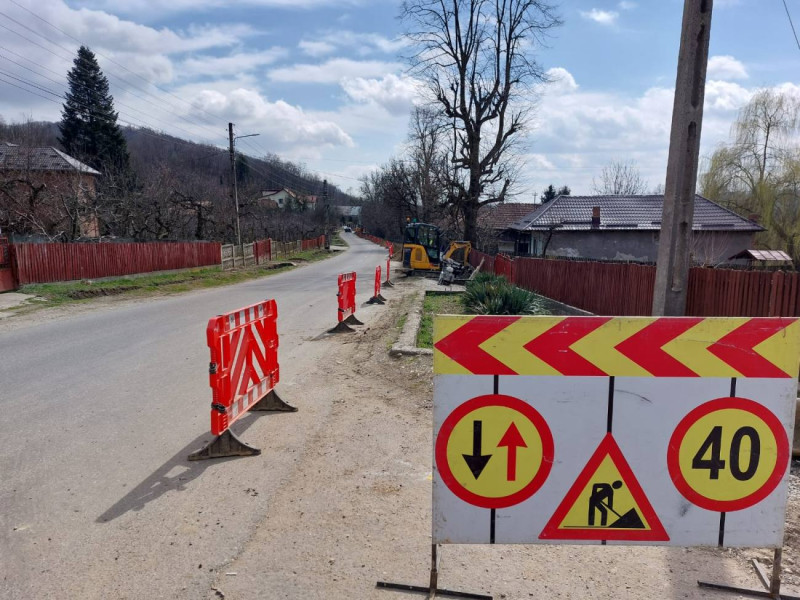 Lucrări în ritm alert pentru rețelele de gaze și canalizare din comuna Voinești