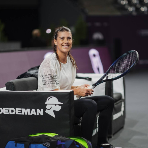 Sorana Cîrstea se pregătește de debut la Miami împotriva lui Sloane Stephens, care a câștigat meciul împotriva lui Angelique Kerber. Două jucătoare se vor înfrunta pentru a cincea oară, cu șanse vecine după o victorie și o înfrângere pe anul acesta. Cîrstea este în top 19, iar la sfârșitul acestui drum, singura reprezentare înscrisă la Miami este cea a Soranei Cîrstea. Halep, Bogdan și Cristian s-au confruntat cu Siniakova și Parry. Meciul lui Cîrstea contra lui Sloane va avea loc vineri, după ora 17:00.