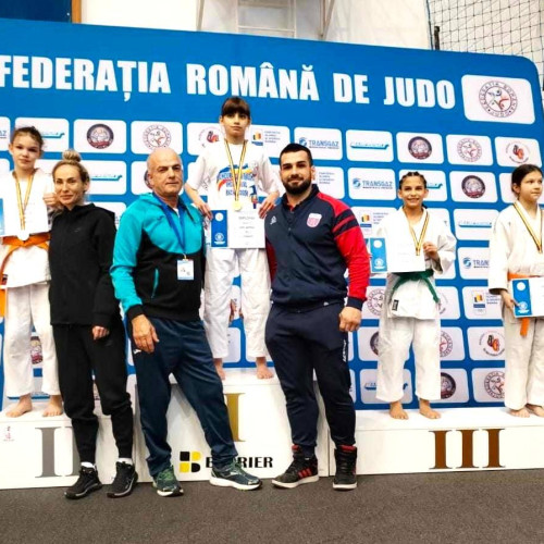 Andrada Dinu, medaliată cu aur la Campionatul Național de judo U14, reprezentând CS Târgoviște