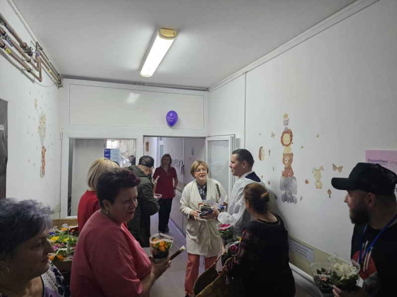 Surprize primite de angajatele Spitalului Județean din Târgoviște: Flori și mărțișoare de la echipa PSD Dâmbovița