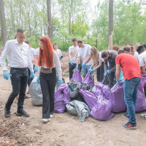 Acțiune de ecologizare în Parcul Central Găești pentru siguranța comunității