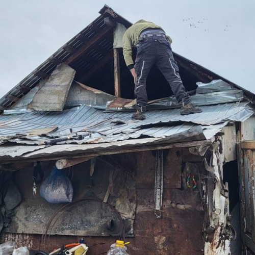 Primarul din Glodeni oferă ajutor celor doi tineri afectați de incendiu, promițând să reconstruiască locuința lor