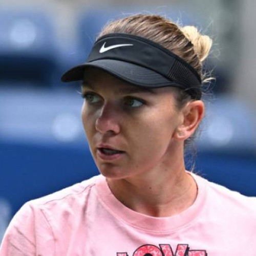 Simona Halep s-a retras cu dureri de genunchi de la Trophee Clarins, acordând victoria lui McCartney Kessler